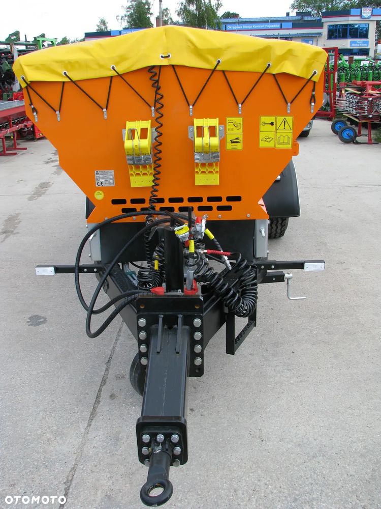 Pronar Posypywarka T-130, T-131, T-132, Piaskarka, Solarka, Rozsiewacz wapna i nawozów RCW, Piaskarka komunalna, solarka rozsiewacz piasku soli KŁOS, Rozsiewacz komunalny N 065 POM Augustów, Pług odśnieżny prosty, łamany, strzałka Ursus, Inter-Tech, Pronar - 3