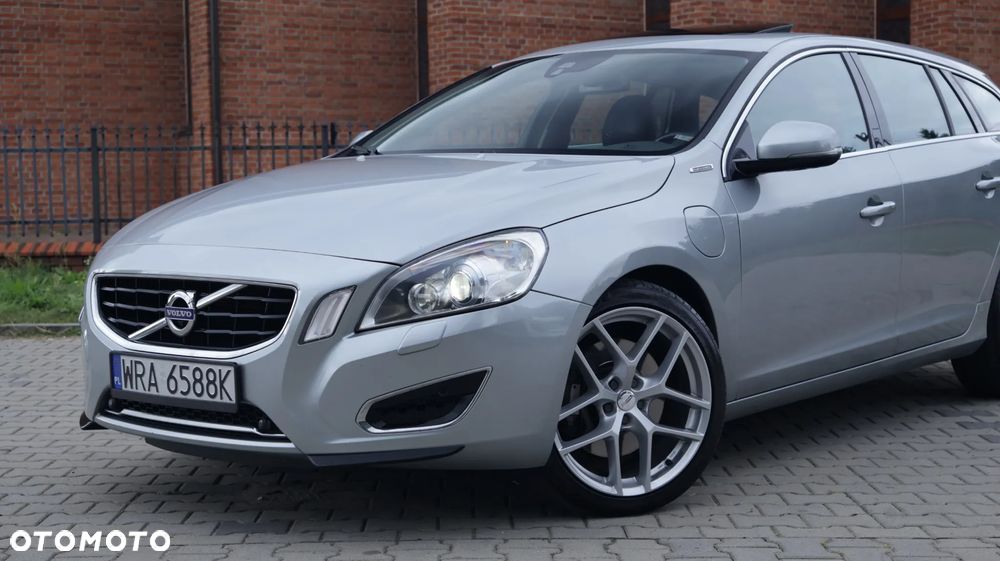 Volvo V60 D6 AWD Plug-in Hybrid R-Design Summum - 2