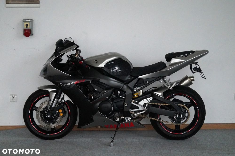 Yamaha R1 - 6