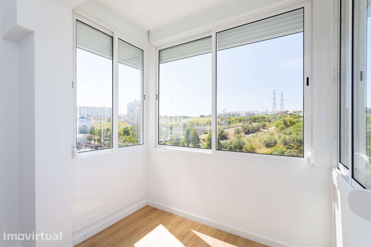 Moderno T2 Remodelado com Vista Livre na Calçada de Carriche - Grande imagem: 3/37