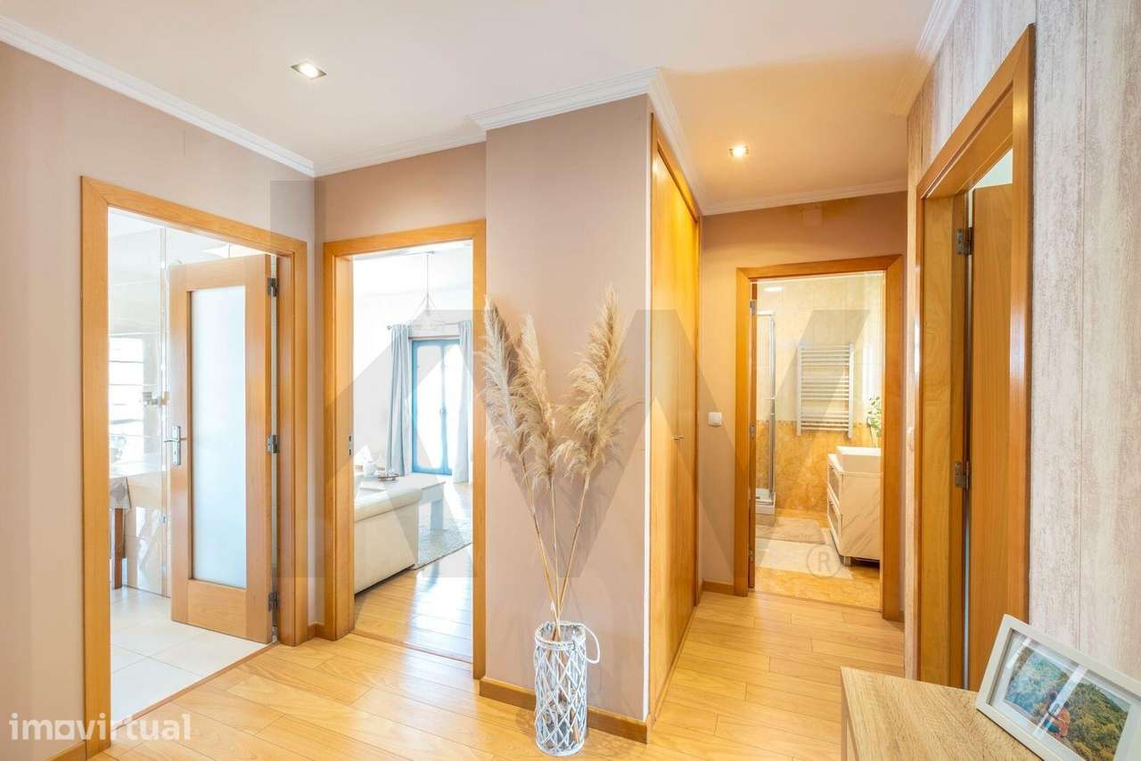 Apartamento T2 +1 com rooftop e terraço panorâmico no centro de Mafra - Grande imagem: 2/33
