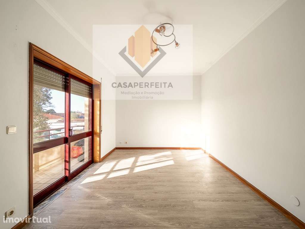 Apartamento T1 com Varanda e Lugar de Garagem - Canelas - Grande imagem: 2/18