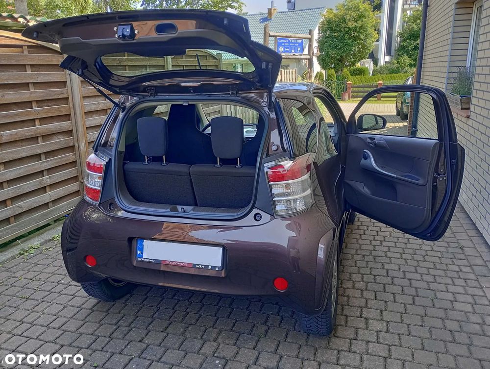 Toyota iQ - 14