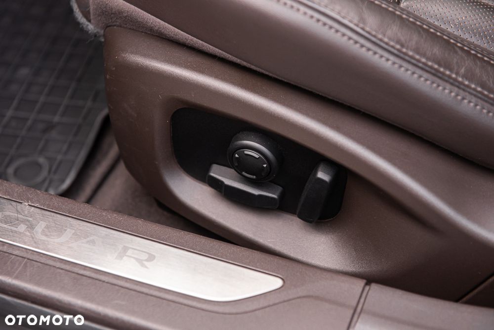 Jaguar XF ver-20d-sportbrake-portfolio - 17