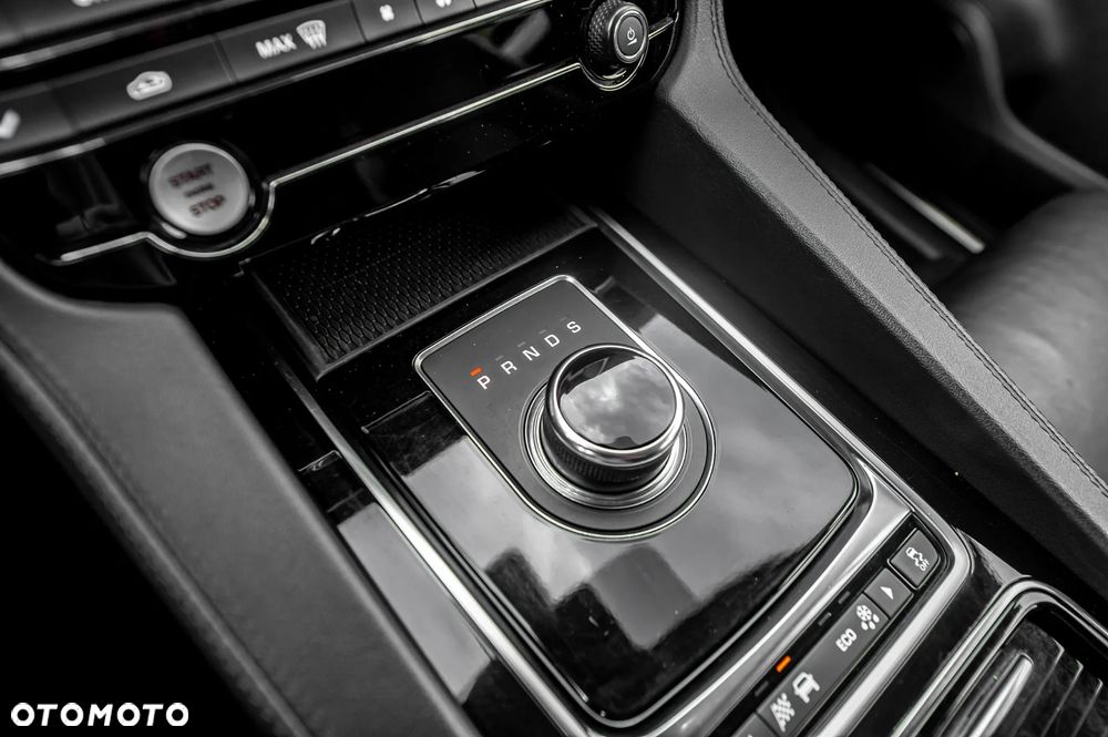 Jaguar F-Pace D200 AWD R-Dynamic S - 31