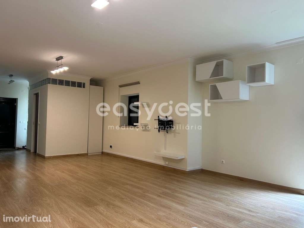 Moradia T3 Bairro da Encarnação com logradouro 34m2 e garagem 2 lug... - Grande imagem: 2/17