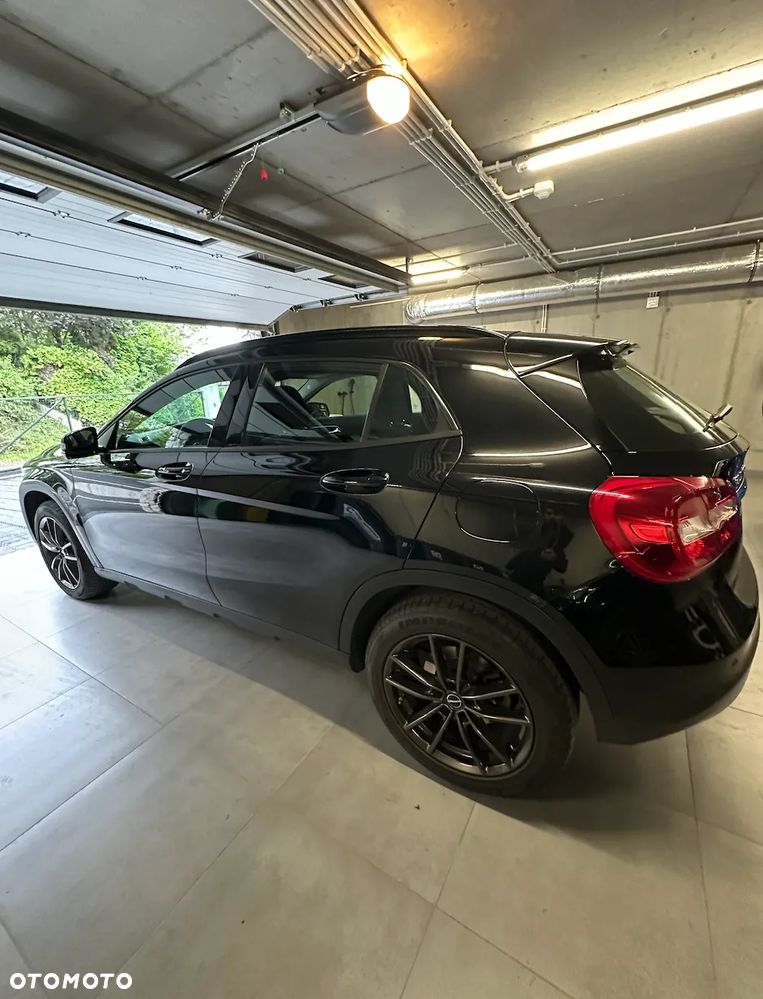 Mercedes-Benz GLA 180 7G-DCT - 10