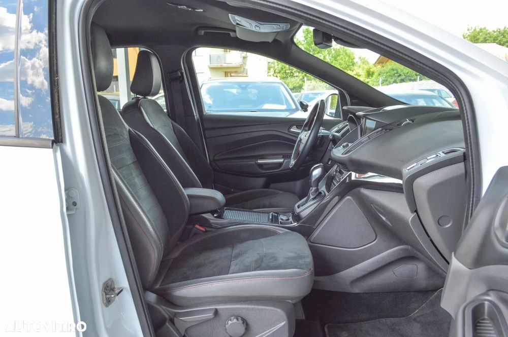 Ford Kuga 2.0 TDCi 2x4 Aut. ST-Line - 24