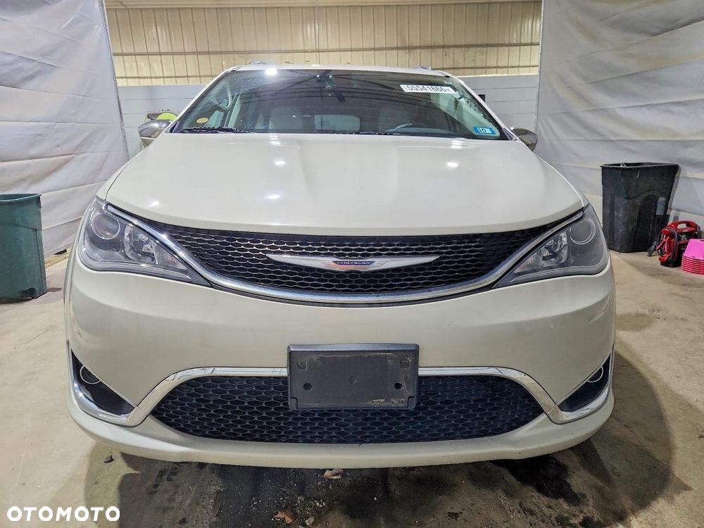 Chrysler Pacifica - 5