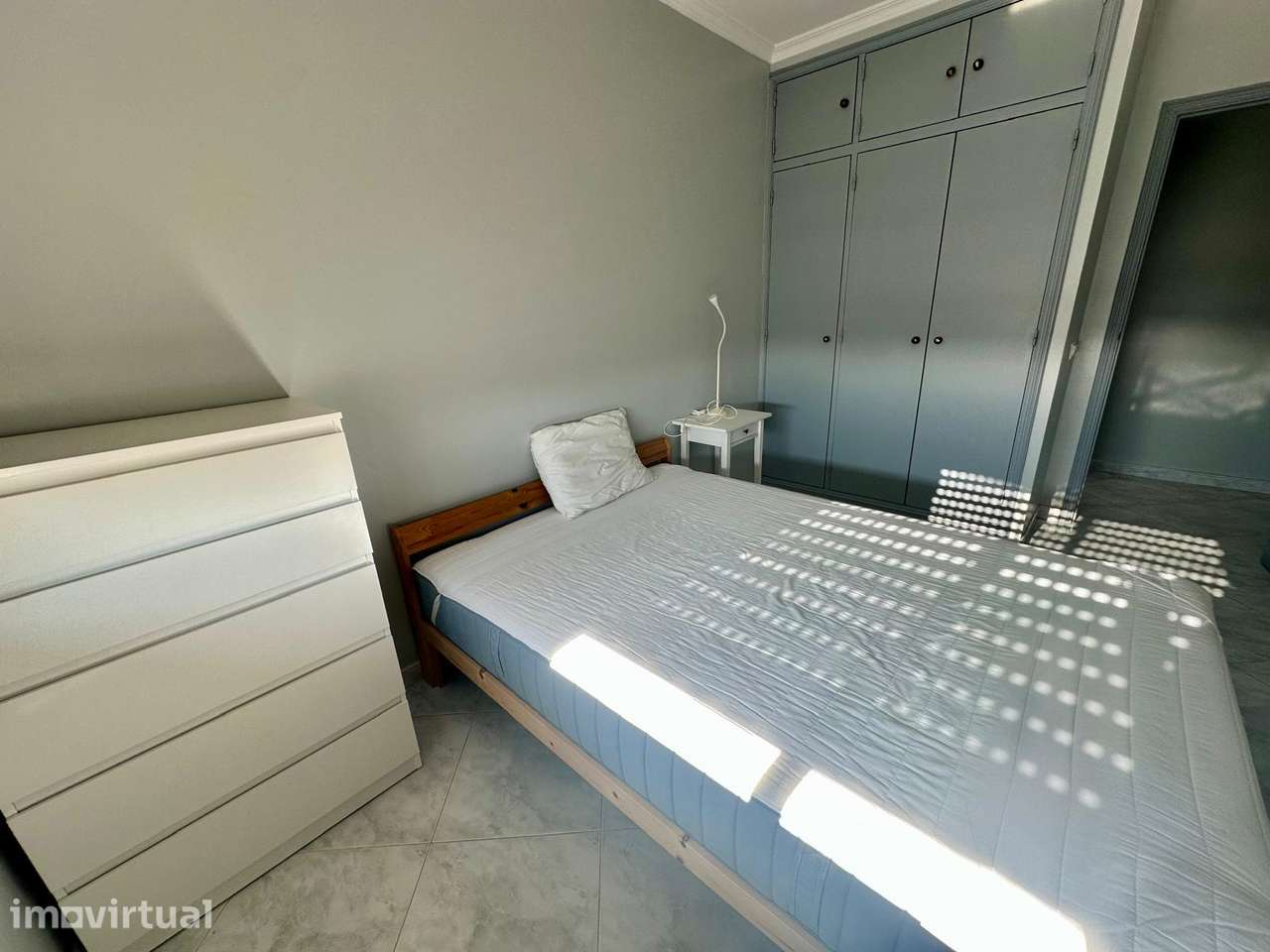 T2 com mobília, cozinha equipada e localização central - Grande imagem: 2/14