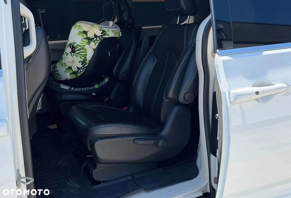 Chrysler Pacifica - 16