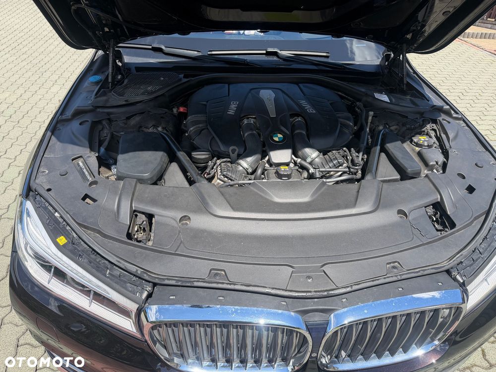 BMW Seria 7 750Li xDrive - 11