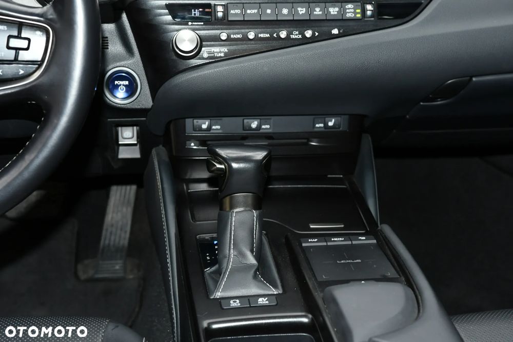 Lexus ES 300h Business Edition + - 18