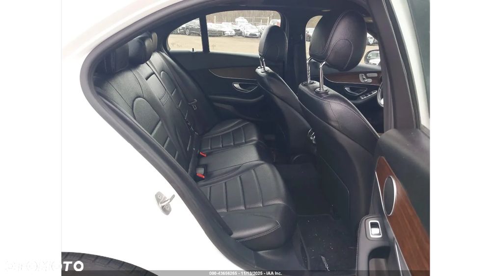 Mercedes-Benz Klasa C 300 4Matic 9G-TRONIC AMG Line - 11