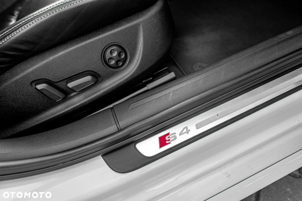 Audi S4 Avant S tronic - 27