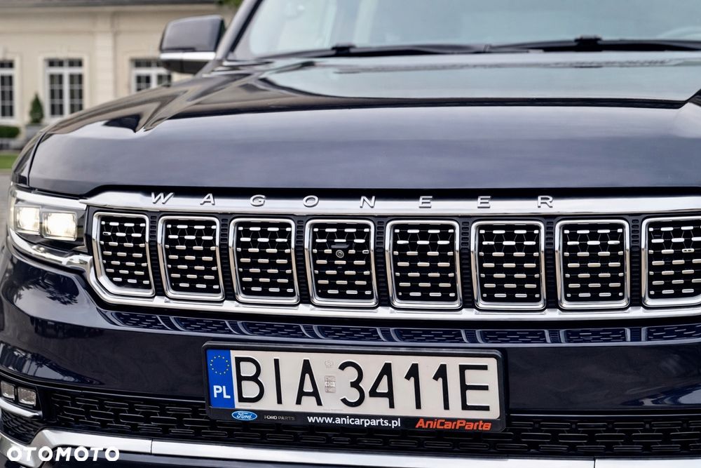 Jeep Grand Wagoneer - 13