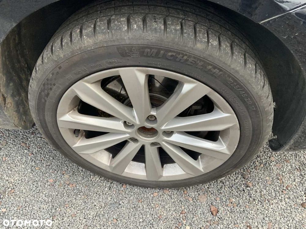 Volkswagen Touran 2.0 TDI DPF STYLE - 18