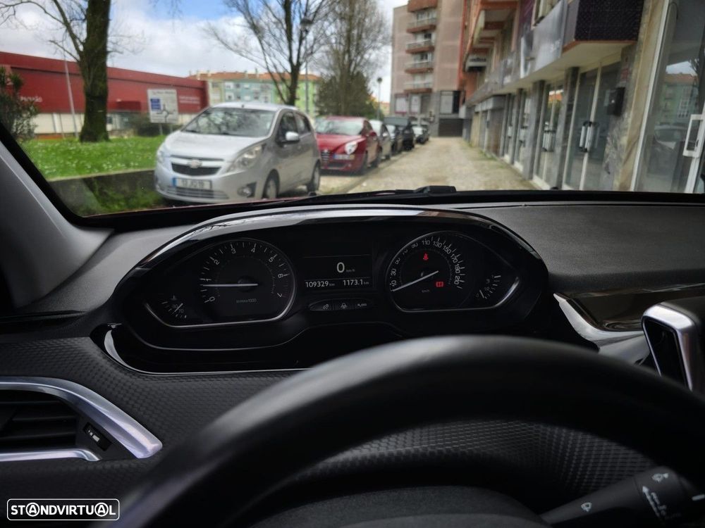 Peugeot 2008 1.2 PureTech Allure - 21