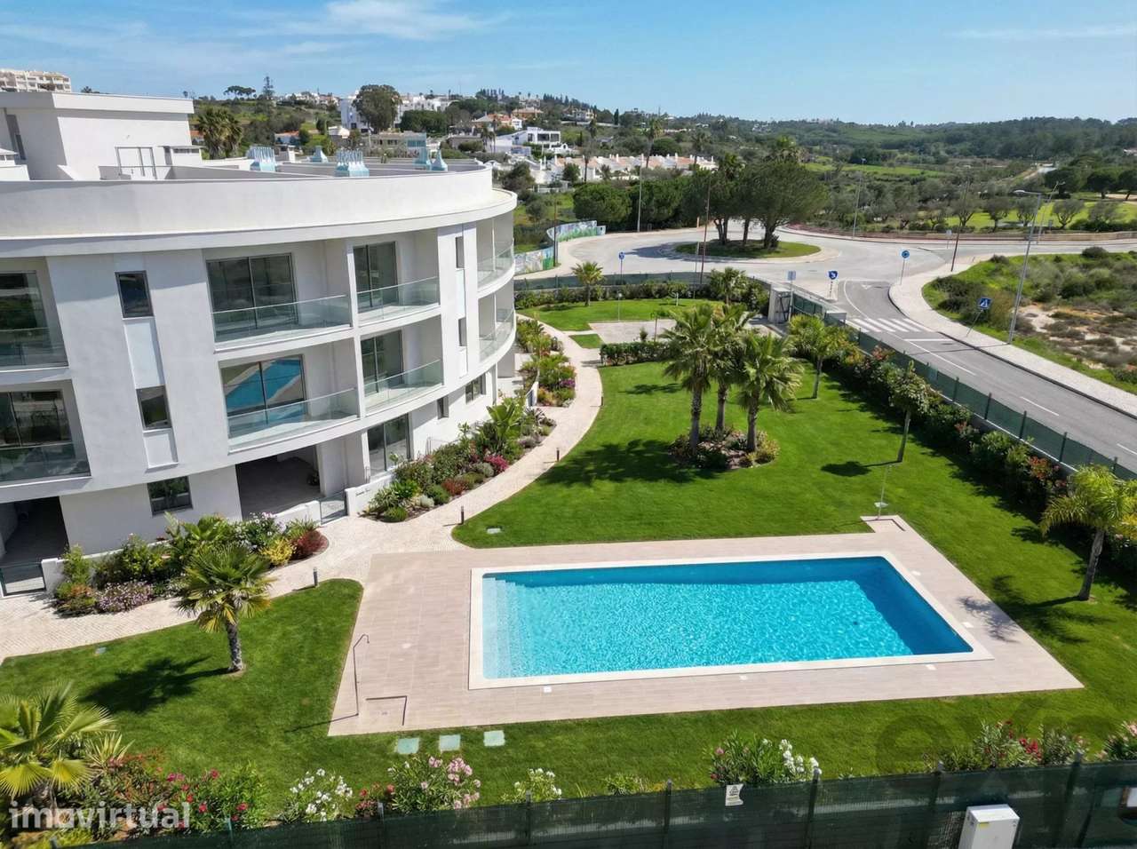 Vida de Luxo à Beira-Mar – Novo Apartamento T2+1 com Rooftop Privado p - Grande imagem: 3/14