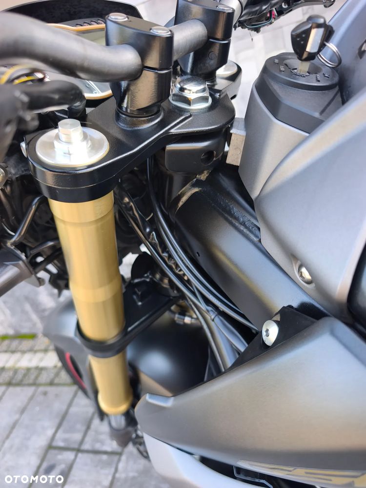 Suzuki GSR - 31