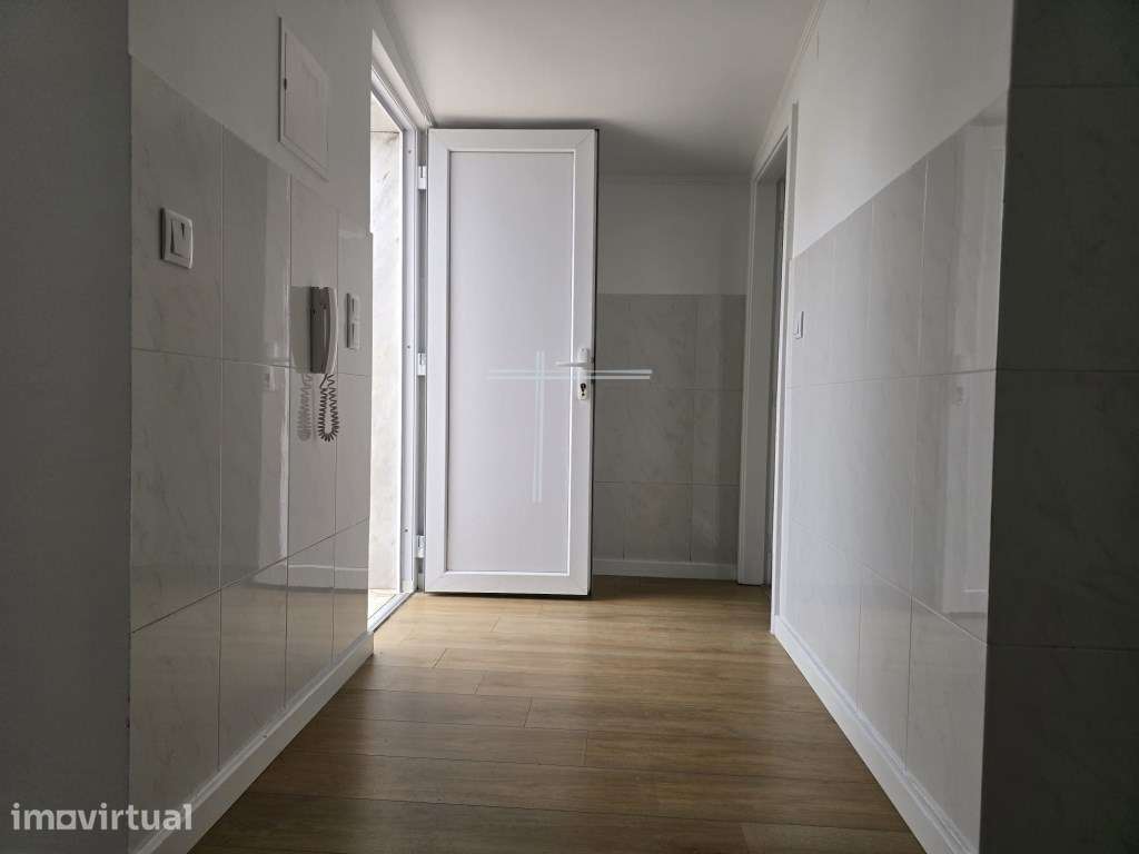 Moradia isolada T4 de arquitetura tradicional - Aroeira - Grande imagem: 2/30