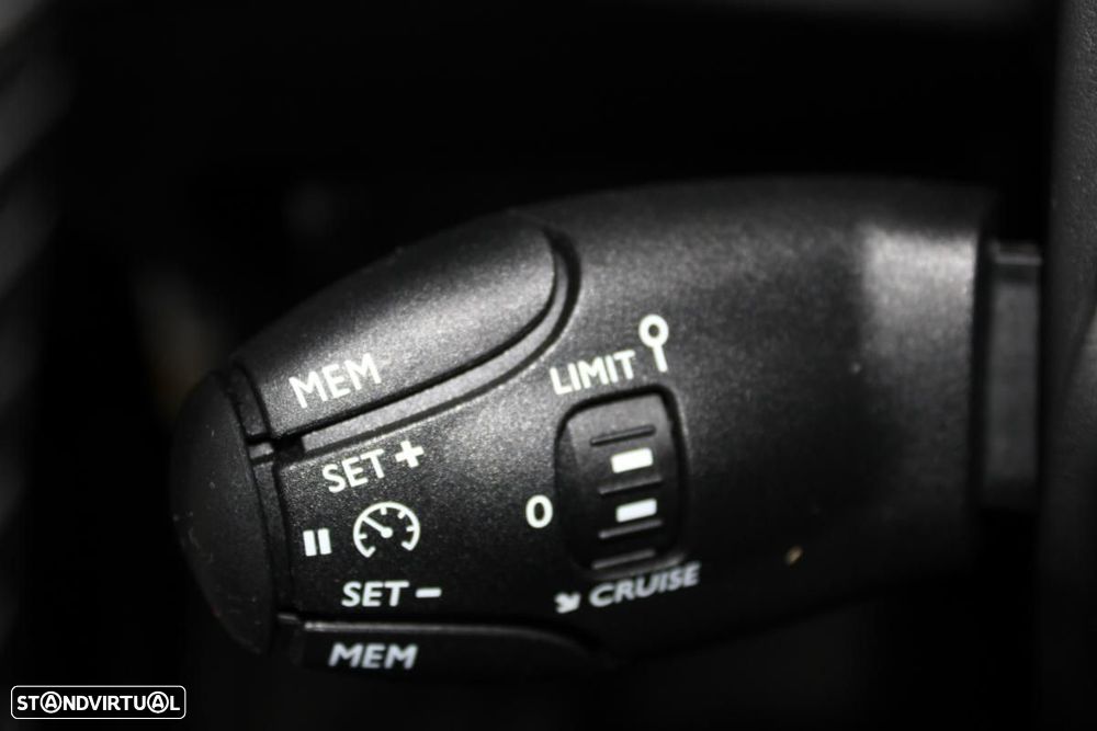 Peugeot e-2008 54 kWh Allure — fotografia 17