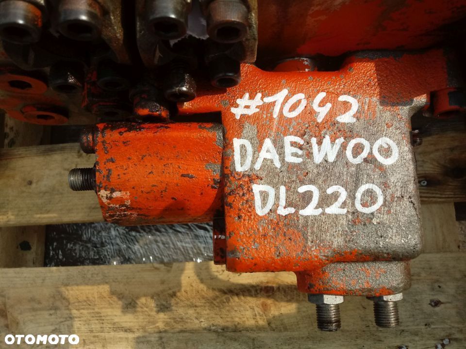 Rozdzielacz hydrauliczny Daewoo DL220 koparki Sekcja Zawór Doosan - 2