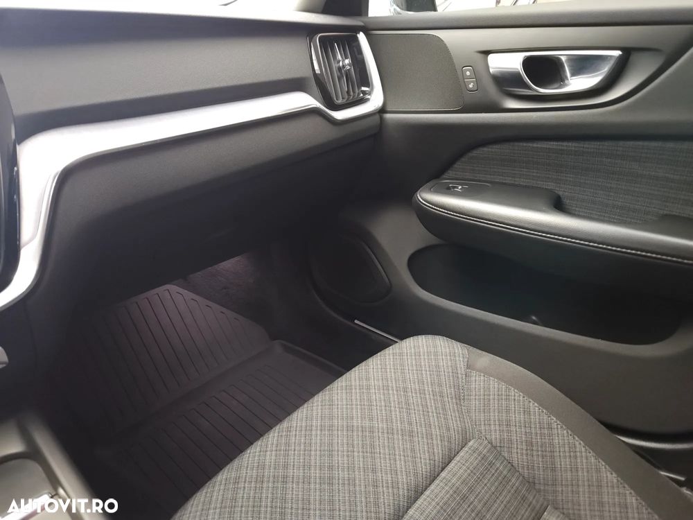 Volvo V60 B4 MHEV AT8 FWD Momentum Pro - 27