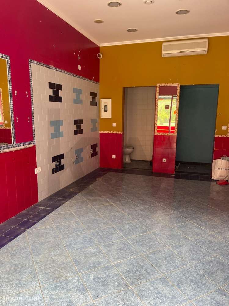 Loja com Garagem a 2 Minutos do Metro de Telheiras | Negócio ou Invest - Grande imagem: 4/16