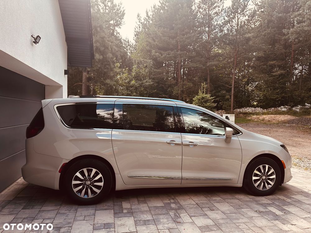 Chrysler Pacifica - 17