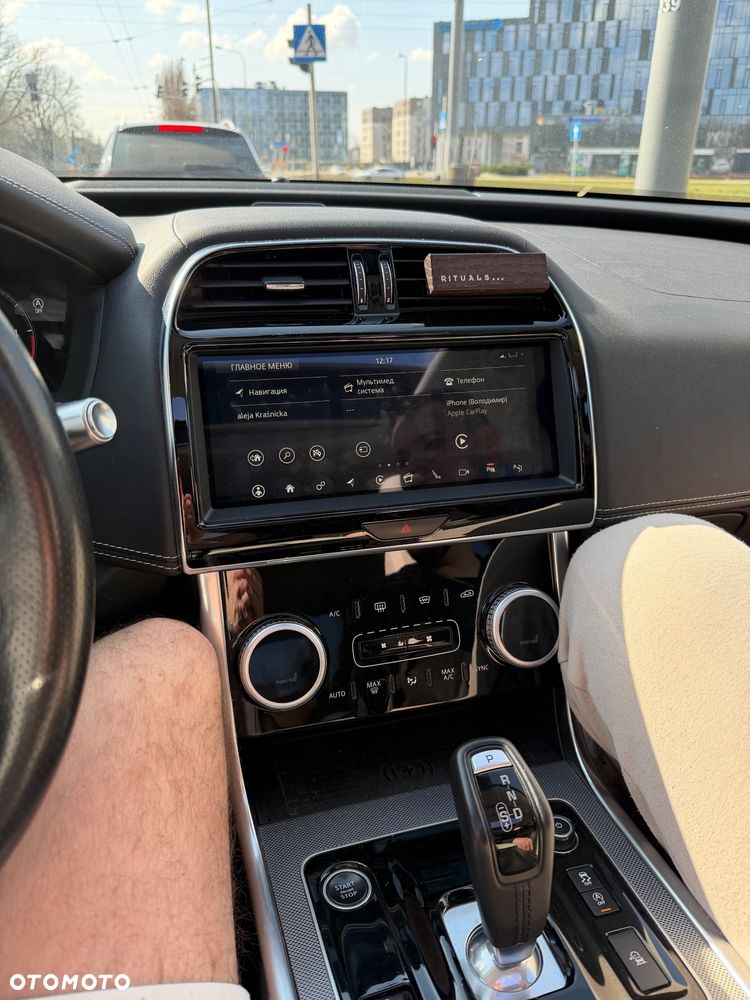 Jaguar XE 2.0 D180 R-Dynamic S - 29
