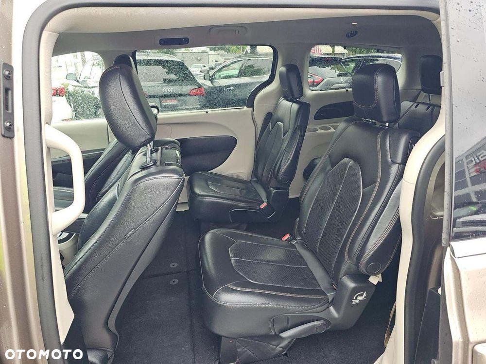 Chrysler Pacifica - 14