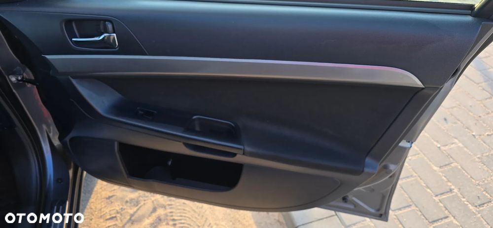 Mitsubishi Lancer 1.8 Inform LPG - 17