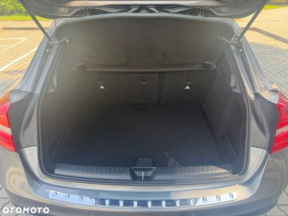 Mercedes-Benz GLA 200 UrbanStyle Edition - 32