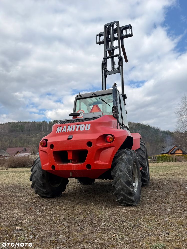 Manitou M30-4 T Wózek Widłowy 4X4 TERENOWY. 1910mtg. Maszyna Jak Nowa! Maszt Triplex WOLNY SKOK! 2016rok. z Norweskiego Gospodarstwa. Silnik PERKINS TURBO 90km. DEKRA Aktualna 2026rok! 3 tony Udzwig! Posuw wideł Hydrauliczny! Jazda REWERS+4 biegi. Ani deka luzów czy wycieków! Zadbana Maszyna! Okazja. Podzespoły jak Nowe tłoczyska suche! 5,5 wys. Podnoszenia - 31