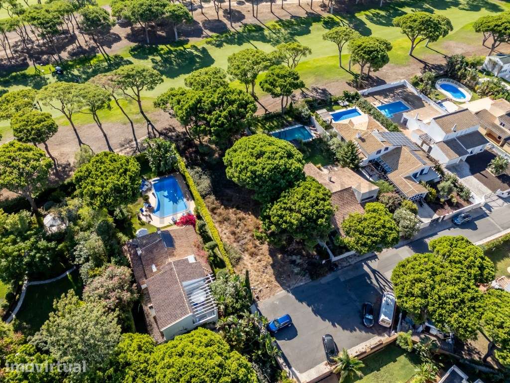 Terreno Exclusivo de 920 m² Frente ao Golfe | Vilamoura
