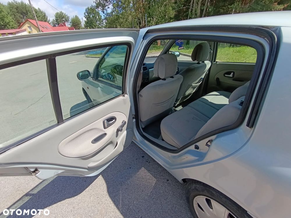 Renault Clio 1.4 16V Privilege - 5