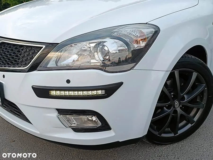 Kia Ceed 1.4 CVVT SW Dream-Team Edition - 12