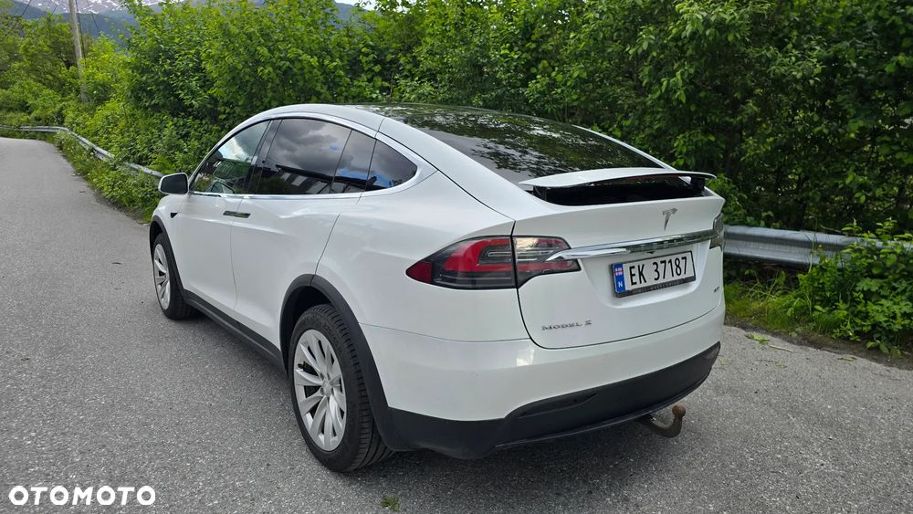 Tesla Model X - 7