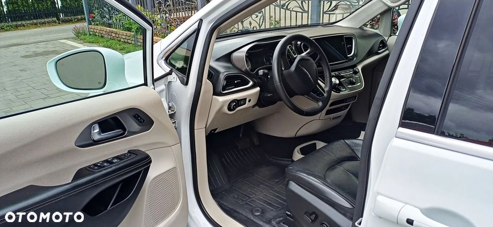Chrysler Pacifica - 11