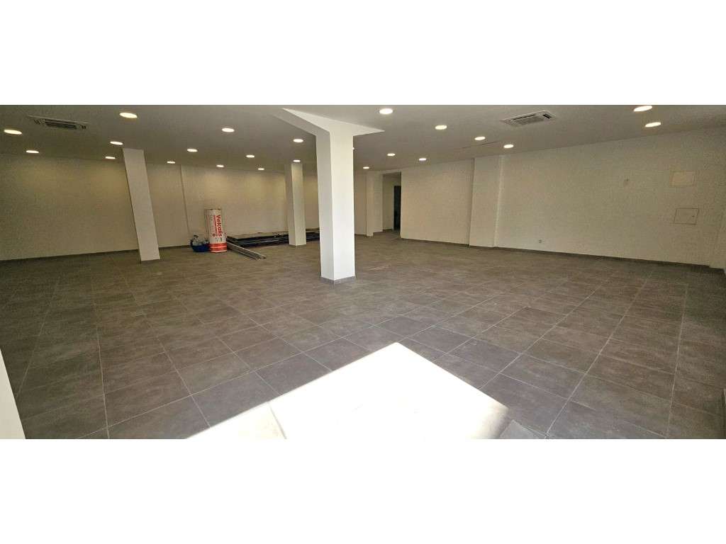 Armazém / Espaço comercial renovado - Bairro da Milharada, Famões - Grande imagem: 4/8