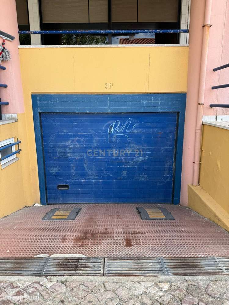 Garagem fechada á venda na Avenida 1º Maio na Costa da Caparica - Grande imagem: 2/4
