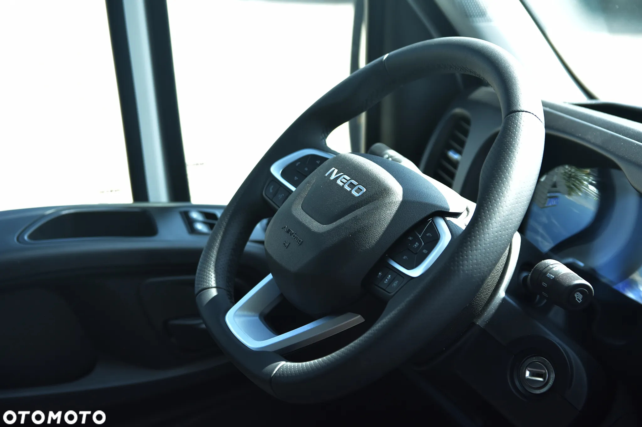 Iveco Daily zabudowa 10EP międzynarodowa kabina sypialna - 24