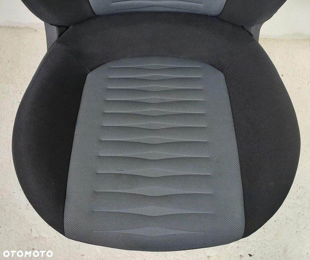FOTEL PRAWY PRZÓD FIAT GRANDE PUNTO 3D - 2