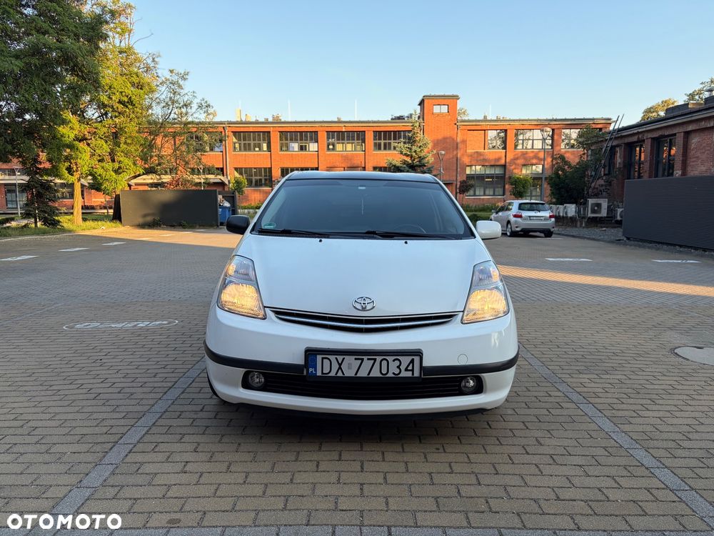 Toyota Prius (Hybrid) Sol - 2