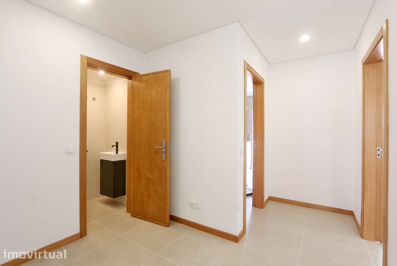 Moradia Renovada com 3 Quartos, Suíte, Terraço e Garagem - Grande imagem: 4/25