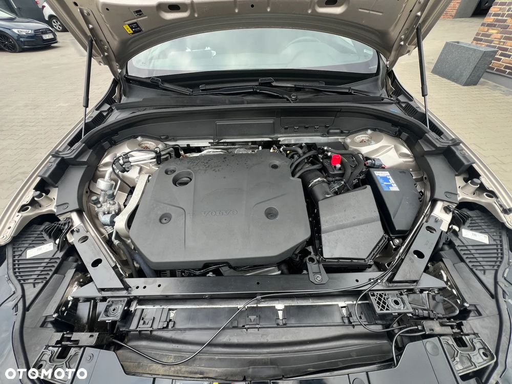 Volvo XC 60 B4 D AWD Plus Dark - 24