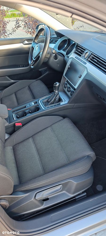 Volkswagen Passat 2.0 TDI SCR Comfortline - 14