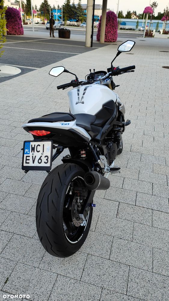 Suzuki GSR - 14