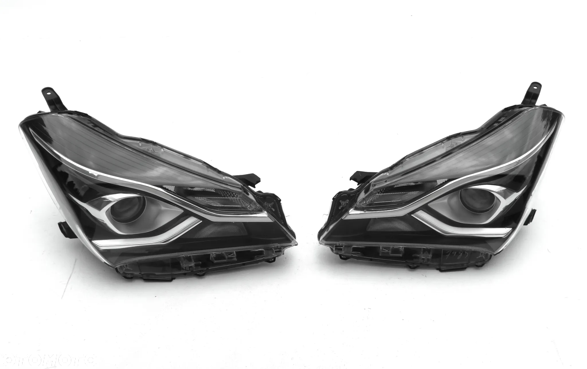 TOYOTA YARIS 3 III Lift. 2017 - 2020 reflektor reflektory L+R ORYGINAŁ OE - 15